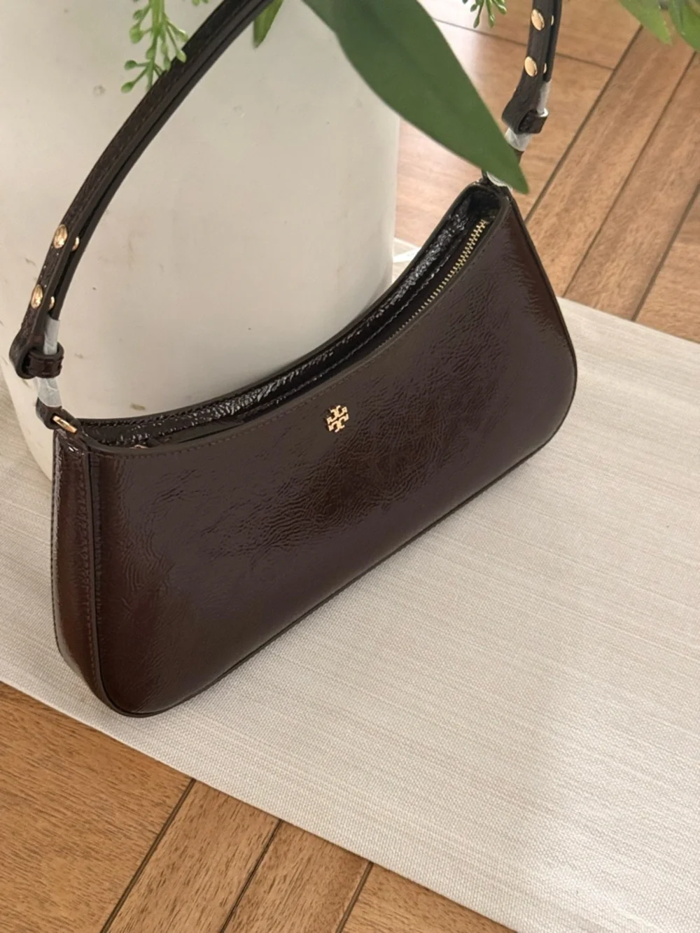 Tory Burch Patent Leather Shoulder Bag in Dark Brown with Gold Logo - Picture 4 of 10